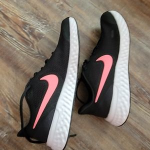 NWOT women's Nike shoes